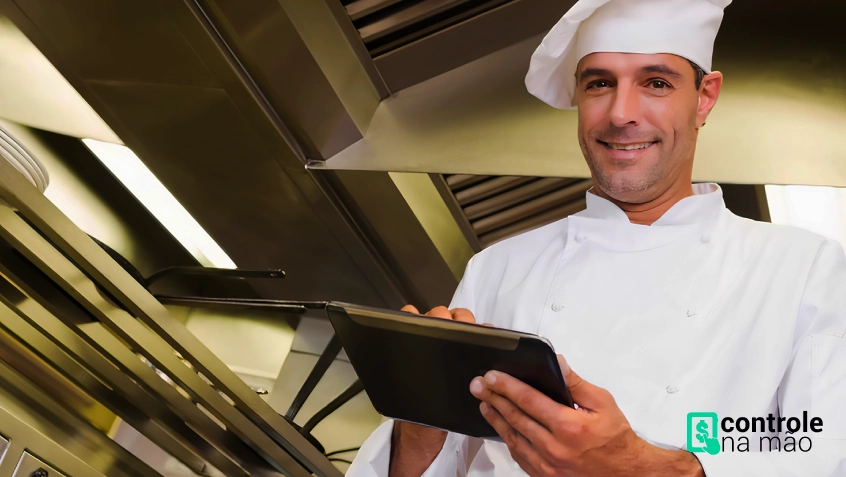 homem chef de cozinha segurando tablet na cozinha - sistema para restaurantes controlenamão