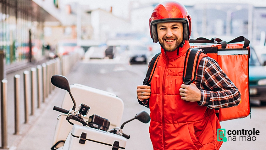 Motoboy de capacete e colete sorrindo - ControleNaMão